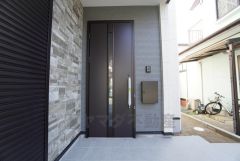 シンプルで洗練された玄関まわりが、住まい全体のデザイン性を高めています。