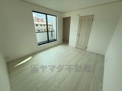 主寝室としてお使いいただけそうなこちらのお部屋は、日当たりが良く、爽やかな風を感じて起きる朝は、快適生活の始まりに＾＾