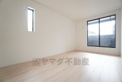 主寝室としてお使いいただけそうなこちらのお部屋は、日当たりが良く、爽やかな風を感じて起きる朝は、快適生活の始まりに。