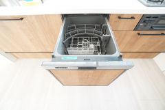 炊事時間を大幅に短縮できる食器洗浄乾燥機付き＾＾食器を洗う手間が減るので家族とのコミュニケーションの時間や自分の時間が増えますね。