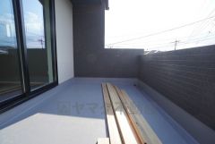 広々としたバルコニー。 天気のいい日にはお布団もまとめて干せそうですね＾＾陽当たり、風通し良好です＾＾