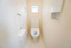 温水洗浄機付トイレです。節水機能もあるので、安心して使えますね。もちろん、1階2階の2ヶ所にトイレがあるので、忙しい朝にもゆとりができますね。