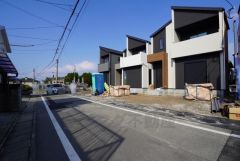 前面道路は西側約4.9ｍ公道。駐車もラクラクです＾＾