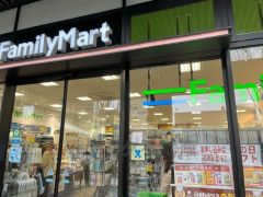 ファミリーマート　福岡六本松駅前