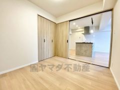 4.1帖洋室。スライドドアを開けるとリビングと一体にできるので、開放的な空間に＾＾ クローゼット付き＾＾