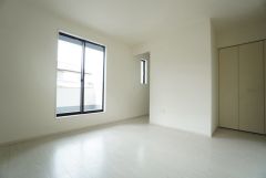 主寝室としてお使いいただけそうなこちらのお部屋は、日当たりが良く、爽やかな風を感じて起きる朝は、快適生活の始まりに。