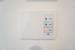 室内からワンタッチで施解錠できる電気錠＾＾閉め忘れ防止に便利です＾＾