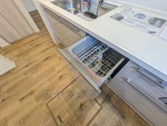 炊事時間を大幅に短縮できる食器洗浄乾燥機付き＾＾食器を洗う手間が減るので家族とのコミュニケーションの時間や自分の時間が増えますね。