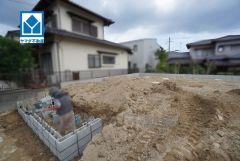 1号棟。都心へのアクセス良好。スーパーやコンビニなども近く周辺環境充実。 快適でゆとりのある生活空間で新生活を始めましょう^^