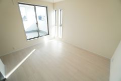 7帖。主寝室としてお使いいただけそうなこちらのお部屋は、日当たりが良く、爽やかな風を感じて起きる朝は、快適生活の始まりに。