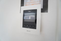 防犯はもちろん、セールスマン対策にもなるモニター付きインターホンです。お子さん1人での留守番時にも活躍しそうです。