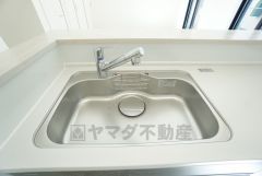 キッチンシンクは洗剤やスポンジを収納出来るラック付き。広さも確保しているので、大きなお鍋も洗いやすいですね。