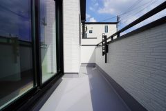 南向きで陽当たりの良いバルコニーです。 心地よい自然の光や風を感じることができ、ほどよく開放感のある空間＾＾