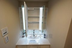 三面鏡つき洗面台。鏡の裏側は収納スペースを確保。化粧品や歯ブラシなどの小物類もきれいに整理できます。