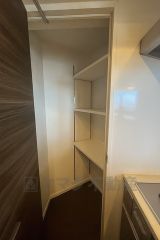 キッチン横にはパントリーが設けられています＾＾長期保存ができるもの、調理器具、防災グッズを入れておくのもいいですね。 