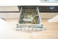 炊事時間を大幅に短縮できる食器洗浄乾燥機付き＾＾食器を洗う手間が減るので家族とのコミュニケーションの時間や自分の時間が増えますね。