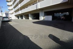 敷地内に駐車場あり。 月額（8，000～9，500円）保証金使用料1ヶ月分。最新の空き状況はお問い合わせください。