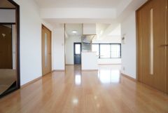 対面式キッチンを中心としたリビングダイニング。隣接する和室と合わせると23帖以上の大空間になります。