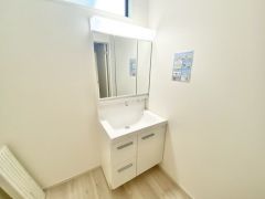 三面鏡裏収納付き洗面化粧台です＾＾ 歯磨きセットやスキンケア用品などの収納に便利ですね。 生活感も隠すことができ、来客時にも安心です。