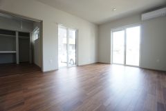 3方向に窓が配置されており、一日を通して自然光が差し込む明るく風通しの良いリビングです。