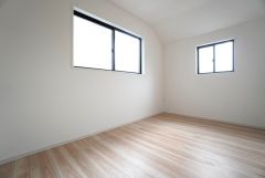 2面採光を確保した明るい室内は、風通しも良く、大変居心地の良い空間となっております。日当たりがよく、子供部屋としての利用もおすすめ。