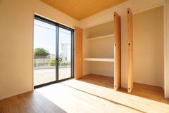 主寝室としてお使いいただけそうなこちらのお部屋は、日当たりが良く、爽やかな風を感じて起きる朝は、快適生活の始まりに。