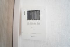 防犯はもちろん、セールスマン対策にもなるモニター付きインターホンです。お子さん1人での留守番時にも活躍しそうです。