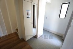 姿見付きのシューズボックスがある玄関。お出かけ前の身だしなみチェックもバッチリですね＾＾