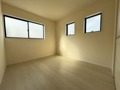 2面採光を確保した明るい室内は、風通しも良く、大変居心地の良い空間となっております。日当たりがよく、子供部屋としての利用もおすすめ。