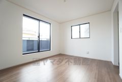 7帖。主寝室としてお使いいただけそうなこちらのお部屋は、日当たりが良く、爽やかな風を感じて起きる朝は、快適生活の始まりに。