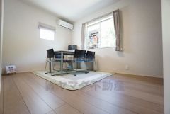 主寝室としてお使いいただけそうなこちらのお部屋は、日当たりが良く、爽やかな風を感じて起きる朝は、快適生活の始まりに。