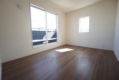 6帖。2面採光を確保した明るい室内は、風通しも良く、大変居心地の良い空間となっております。