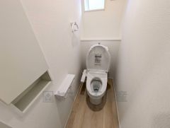 1階2階の2ヶ所にトイレがありますので、忙しい朝にも家族に気を使わず、ゆとりが生まれますね＾＾ 小窓付きで換気する時に便利です＾＾