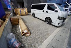 駐車スペースは並列3台分。