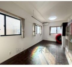 9帖。主寝室としてお使いいただけそうなこちらのお部屋は、日当たりが良く、爽やかな風を感じて起きる朝は、快適生活の始まりに。