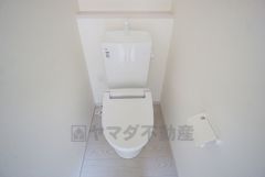 1階2階の2ヶ所にトイレがありますので、忙しい朝にも家族に気を使わず、ゆとりが生まれますね＾＾ 小窓付きで換気する時に便利です＾＾