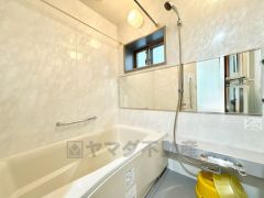 1日の疲れを癒すくつろぎのバスルーム。 雨の日のお洗濯にも嬉しい浴室乾燥付き。換気機能付きなのでお風呂のカビ予防にもなります＾＾ 