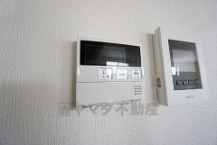 キッチン横からお湯張り、追い炊き、足し湯がボタン一つで楽々操作できる給湯機リモコンです。忙しい夕飯準備の時間帯に重宝しますね。