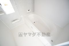 1日の疲れを癒すくつろぎのバスルーム。足を伸ばしてもゆったりと入れるサイズです。お子様と一緒にお風呂に入っても狭くないですね＾＾