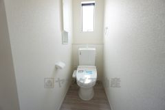 1階2階の2ヶ所にトイレがありますので、忙しい朝にも家族に気を使わず、ゆとりが生まれますね＾＾ 小窓付きで換気する時に便利です＾＾
