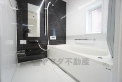 1日の疲れを癒すくつろぎのバスルーム。足を伸ばしてもゆったりと入れるサイズです。お子様と一緒にお風呂に入っても狭くないですね＾＾