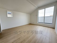 7帖。主寝室としてお使いいただけそうなこちらのお部屋は、日当たりが良く、爽やかな風を感じて起きる朝は、快適生活の始まりに。