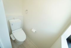 1階2階の2ヶ所にトイレがありますので、忙しい朝にも家族に気を使わず、ゆとりが生まれますね＾＾ 小窓付きで換気する時に便利です＾＾