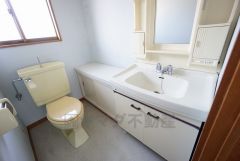 1階2階の2ヶ所にトイレがありますので、忙しい朝にも家族に気を使わず、ゆとりが生まれますね＾＾手洗いスペース付き＾＾