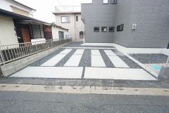 カースペースは2台分確保＾＾ご夫婦で1台ずつ所持されているご家庭も、来客時も安心ですね。