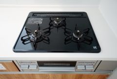 同仕様写真。複数の調理を一度に行うことができる3口コンロ。効率よくお料理が出来ます。毎日のお料理も楽しくなりますね＾＾