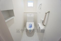 1階2階の2ヶ所にトイレがありますので、忙しい朝にも家族に気を使わず、ゆとりが生まれますね＾＾ 小窓付きで換気する時に便利です＾＾