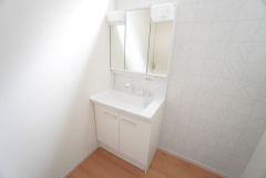 三面鏡裏収納付き洗面化粧台です＾＾ 歯磨きセットやスキンケア用品などの収納に便利ですね。