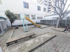 敷地内に公園あり。ちょっとした遊具があります＾＾ プライバシーが確保された環境で、気軽に利用できますね＾＾ 