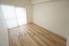 6.5帖。主寝室としてお使いいただけそうなこちらのお部屋は、日当たりが良く、爽やかな風を感じて起きる朝は、快適生活の始まりに。 